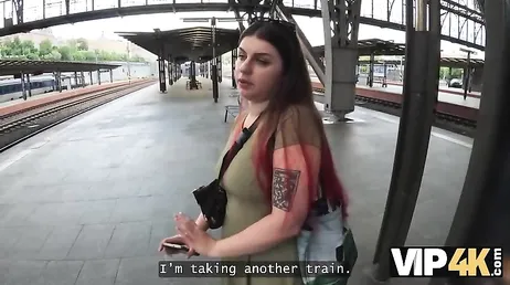 Eine russische Fremdgängerin hat Sex mit einem Fremden im Zug und geht dann mit ihm zurück in ihre Wohnung.