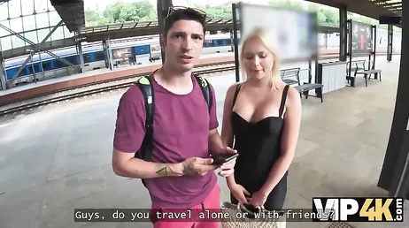 Eine russische Fremdgängerin hat Sex mit einem Fremden im Zug und geht dann mit ihm zurück in ihre Wohnung.