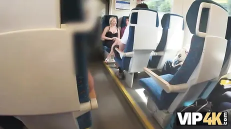 Eine russische Fremdgängerin hat Sex mit einem Fremden im Zug und geht dann mit ihm zurück in ihre Wohnung.