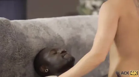 Porno interracial con una rubia con consolador grande y su nuevo amante negro