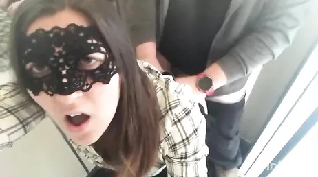 Porno amateur de una pareja italiana follando a escondidas en un ascensor