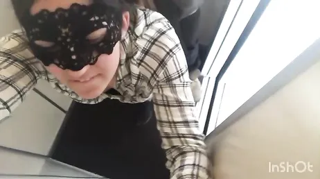 Porno amateur de una pareja italiana follando a escondidas en un ascensor
