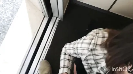 Porno amateur de una pareja italiana follando a escondidas en un ascensor
