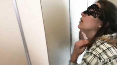 Porno amateur de una pareja italiana follando a escondidas en un ascensor