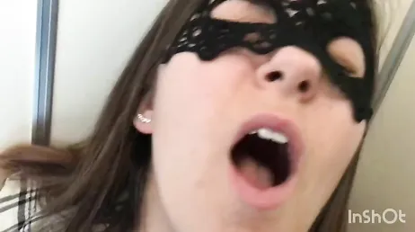 Porno amateur de una pareja italiana follando a escondidas en un ascensor