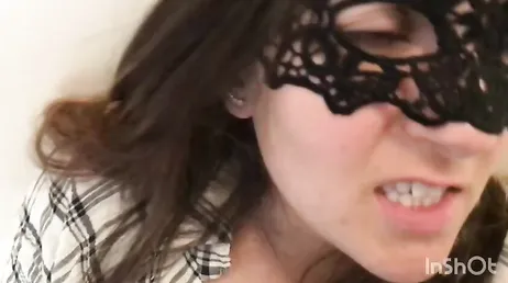 Porno amateur de una pareja italiana follando a escondidas en un ascensor