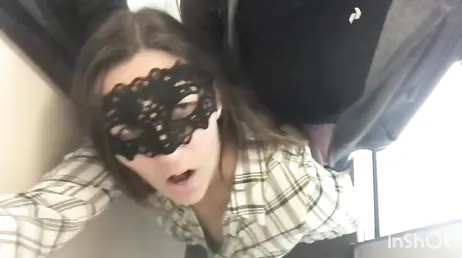 Porno amateur de una pareja italiana follando a escondidas en un ascensor