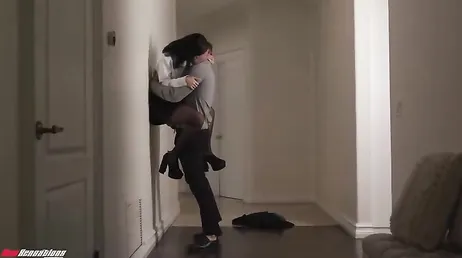 Ihr verheirateter Liebhaber kommt zu ihr nach Hause und beginnt wortlos, sie hart zu ficken.