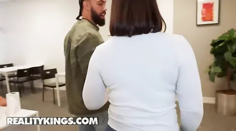 No es Gyökeres pero casi: follada XXX gratis entre dos compañeros de trabajo