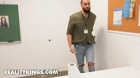 No es Gyökeres pero casi: follada XXX gratis entre dos compañeros de trabajo