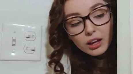 A esta zorrita de gafas le gusta mas la polla de su suegro que la de su novio