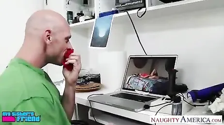 Veinteañera sexy acaba de pillar a su padrastro oliendo uno de sus tangas usados