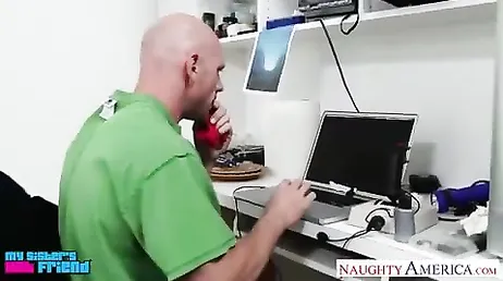 Veinteañera sexy acaba de pillar a su padrastro oliendo uno de sus tangas usados