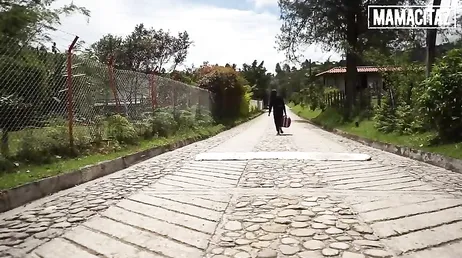 Se liga a una guapa morena latina por la calle ... y se la lleva a su casa para follar