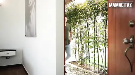 Se liga a una guapa morena latina por la calle ... y se la lleva a su casa para follar