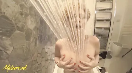 La impresionante madura milf española Merce Palau masturbándose sola en el baño