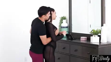 A mi cuñada se le ha caido algo debajo del mueble: jóder, menudo culazo que tiene