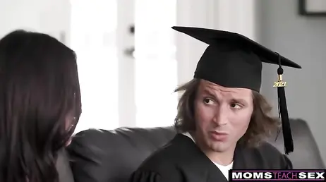 Esposa sexy usa su mejor lenceria para la graduación de su hijastro