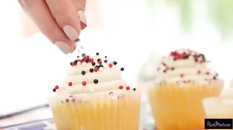 Celebra el 4 de julio con el vecino antes de que llegue su pobre marido!