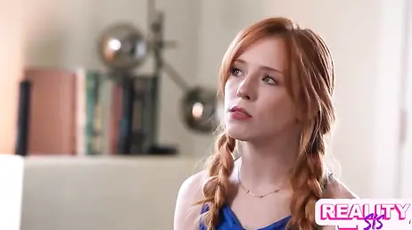 A su novia rubia no le importa que el chico se folle a su hermana: eso es amor !!
