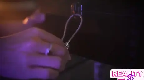 A su novia rubia no le importa que el chico se folle a su hermana: eso es amor !!