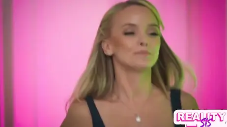 A su novia rubia no le importa que el chico se folle a su hermana: eso es amor !!