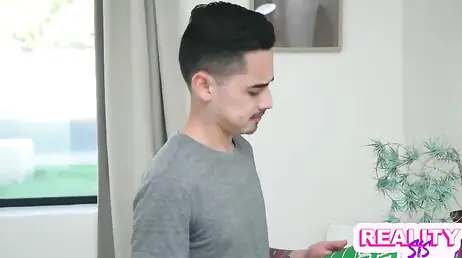 Estas dos hermanastras planean hacer un trio con el novio de una de ellas ahora mismo!
