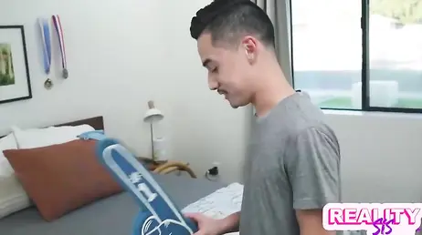 Estas dos hermanastras planean hacer un trio con el novio de una de ellas ahora mismo!