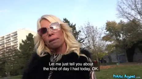 Una MILF bionda con occhiali alla moda si lascia sedurre e scopare da uno sconosciuto per strada.