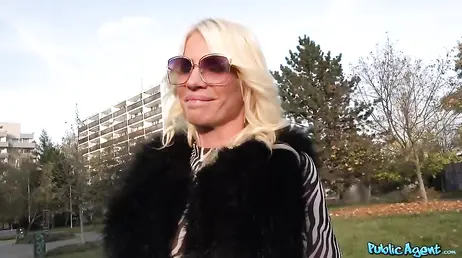 Una MILF bionda con occhiali alla moda si lascia sedurre e scopare da uno sconosciuto per strada.