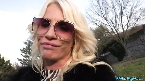 Una MILF bionda con occhiali alla moda si lascia sedurre e scopare da uno sconosciuto per strada.