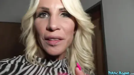 Una MILF bionda con occhiali alla moda si lascia sedurre e scopare da uno sconosciuto per strada.