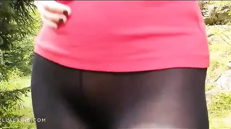 Paseando con panties negros altos a la vista de cualquier mirón: qué culo!