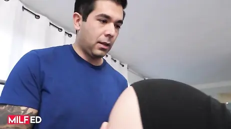 Le coach sportif n'arrête pas de regarder les fesses de cette maman sexy.