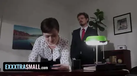 La nueva secretaria de jefe parece que va entendiendo la filosofia de la empresa