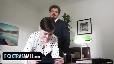 La nueva secretaria de jefe parece que va entendiendo la filosofia de la empresa