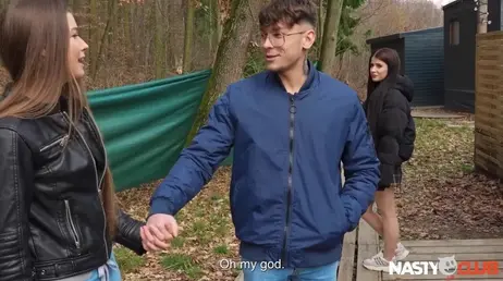 Le da permiso a su novio para que folle con otra chica ... y acaba espiándoles!