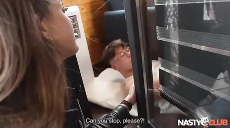 Le da permiso a su novio para que folle con otra chica ... y acaba espiándoles!