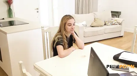 La española Irina Love parecia timida pero acaba tragando rabo y gimiendo bien