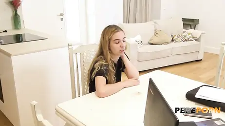 La española Irina Love parecia timida pero acaba tragando rabo y gimiendo bien