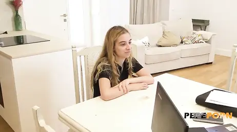 La española Irina Love parecia timida pero acaba tragando rabo y gimiendo bien