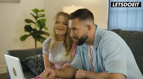 Pareja liberal haciendo videollamada porno con otra pareja ... y follando para ellos