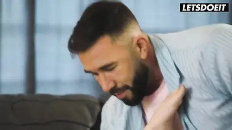 Pareja liberal haciendo videollamada porno con otra pareja ... y follando para ellos