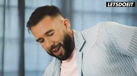 Pareja liberal haciendo videollamada porno con otra pareja ... y follando para ellos
