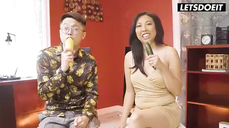 Pareja liberal haciendo videollamada porno con otra pareja ... y follando para ellos