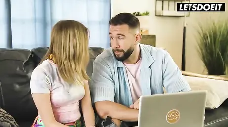 Pareja liberal haciendo videollamada porno con otra pareja ... y follando para ellos