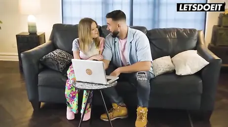 Pareja liberal haciendo videollamada porno con otra pareja ... y follando para ellos