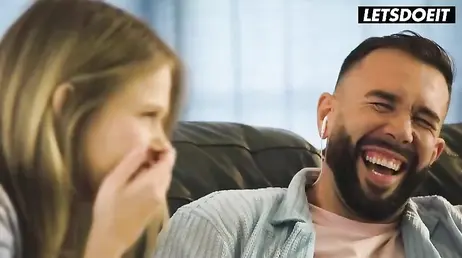 Pareja liberal haciendo videollamada porno con otra pareja ... y follando para ellos
