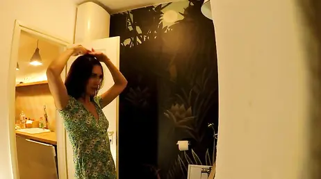 No puedo dejar de calentarme con las falditas que lleva mi guapa prima