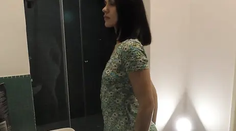 No puedo dejar de calentarme con las falditas que lleva mi guapa prima